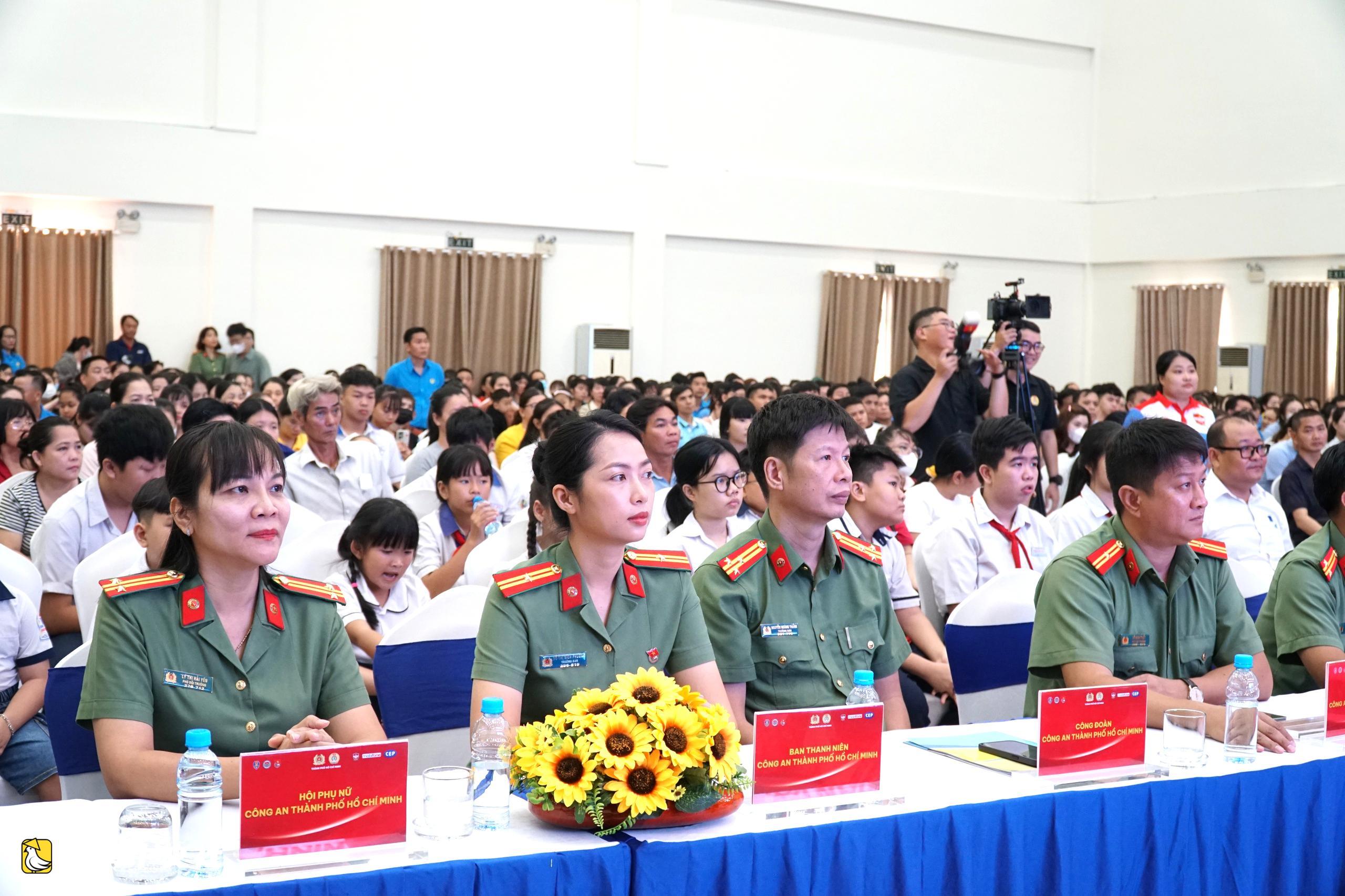 胡志明市1000多名工人接受識別毒品和詐騙陷阱技能培訓