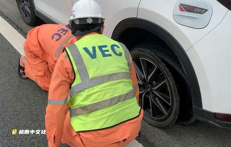 越南高速公路散落鐵釘,白天“撿釘”晚上補胎