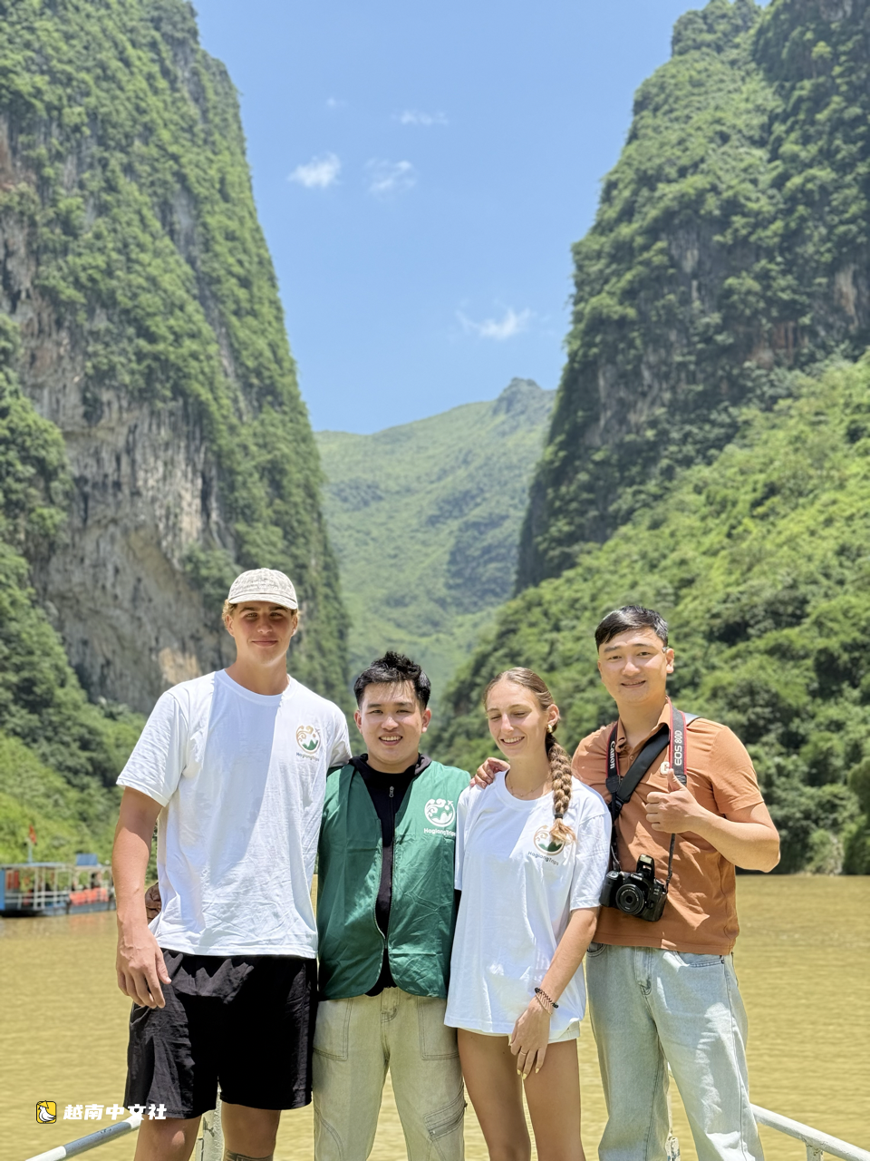 法國遊客在越南揹著老兵登上龍鼓旗臺