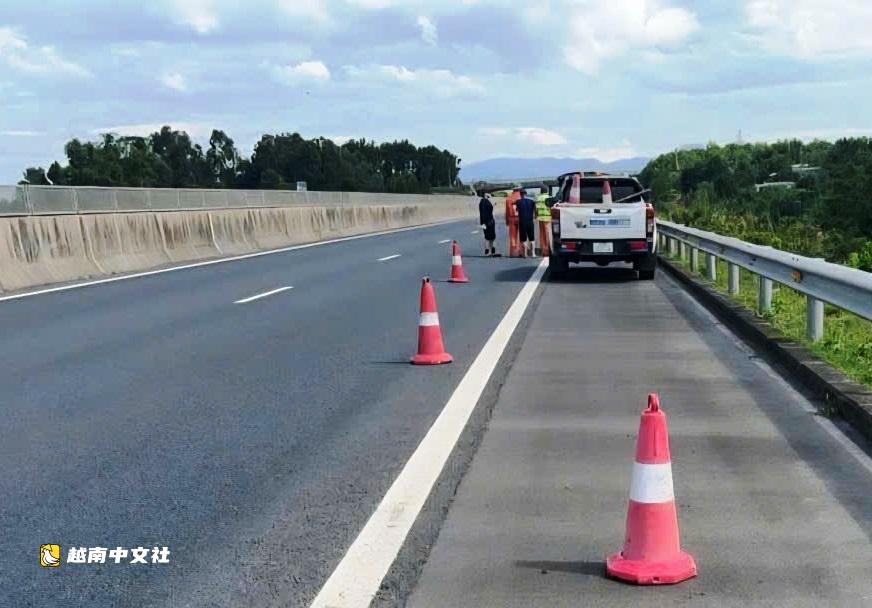 越南高速公路散落鐵釘,白天“撿釘”晚上補胎