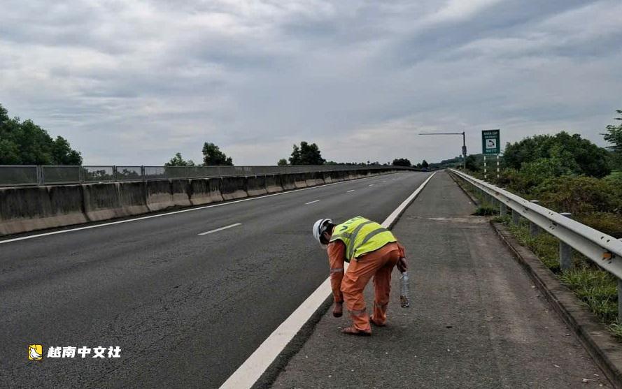 越南高速公路散落鐵釘,白天“撿釘”晚上補胎