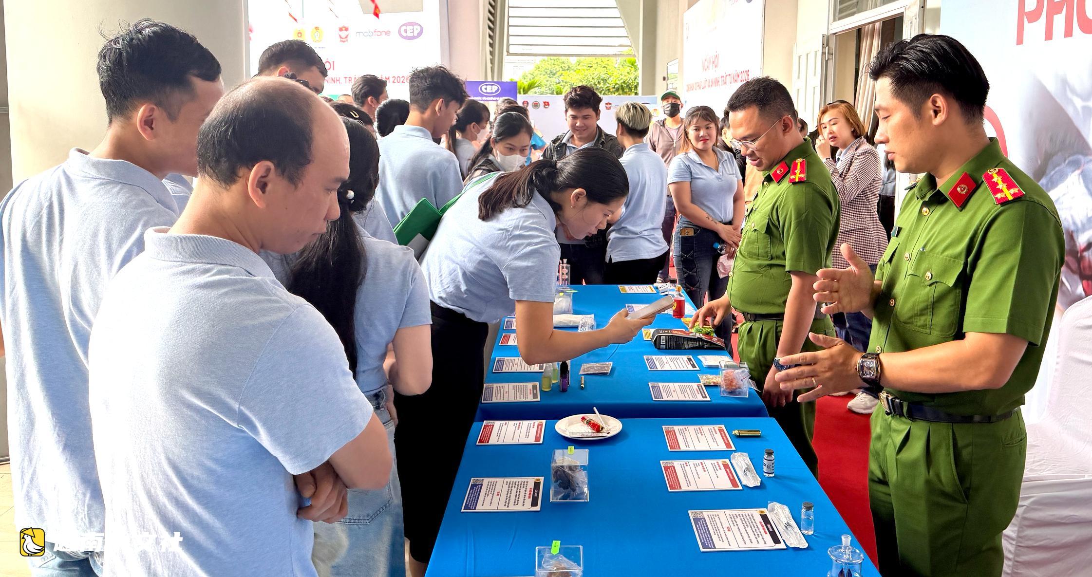 胡志明市1000多名工人接受識別毒品和詐騙陷阱技能培訓