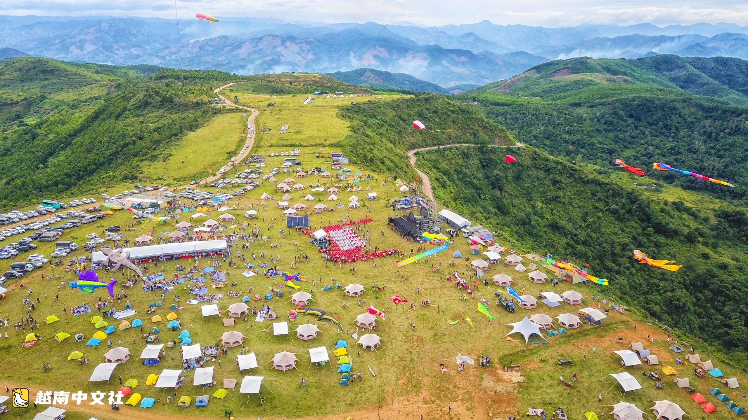 越南8500人湧向布依輝草原“觸摸雲端”