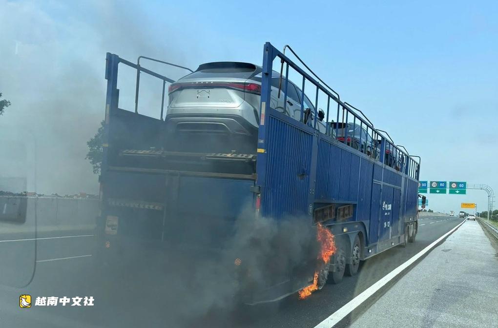 越南一專用車運載5輛雷克薩斯汽車在高速公路起火