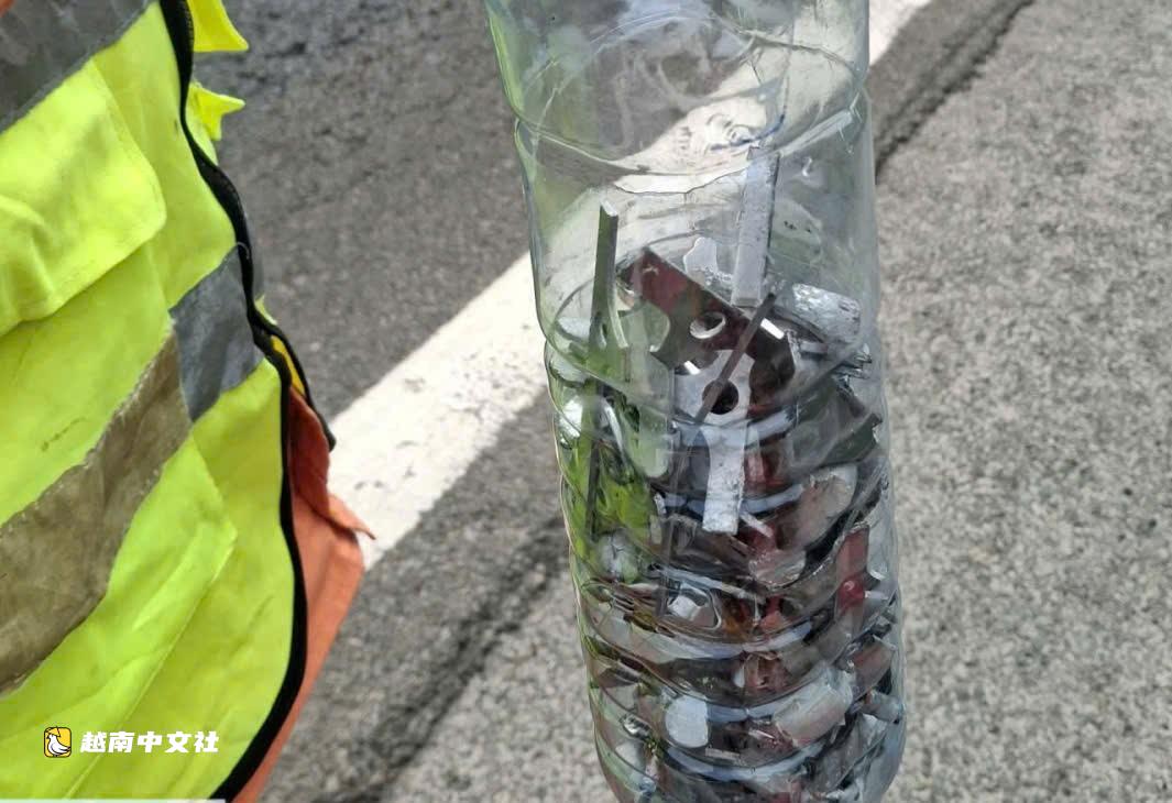 越南高速公路散落鐵釘,白天“撿釘”晚上補胎