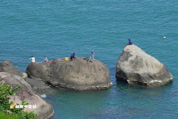 越南峴港4人被海浪捲走:在麒麟岬岩石海岸落水,該拼命游回還是漂浮等待?