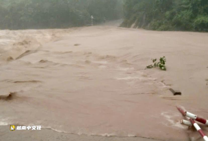 越南廣治省暴雨洪水致多個邊境村莊被隔離