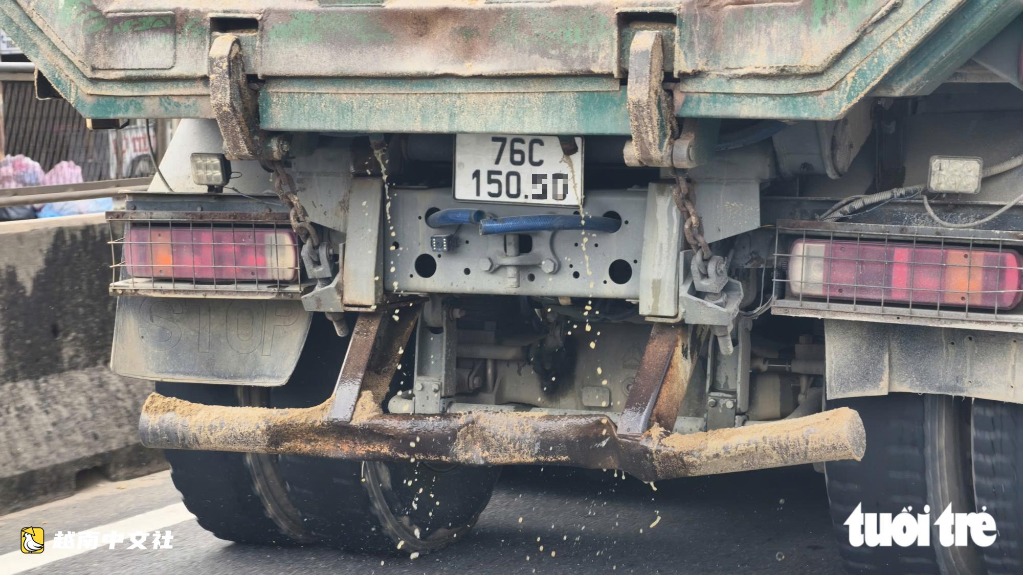 揭穿越南廣義省運沙車私自改裝向路面偷排水的伎倆