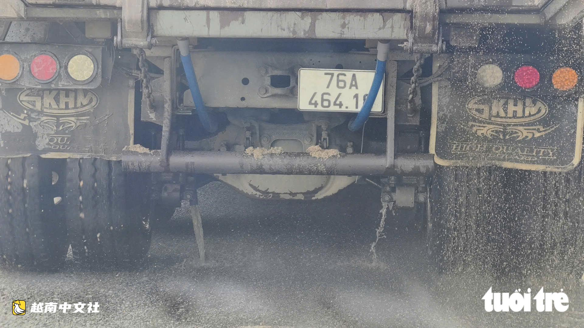 揭穿越南廣義省運沙車私自改裝向路面偷排水的伎倆