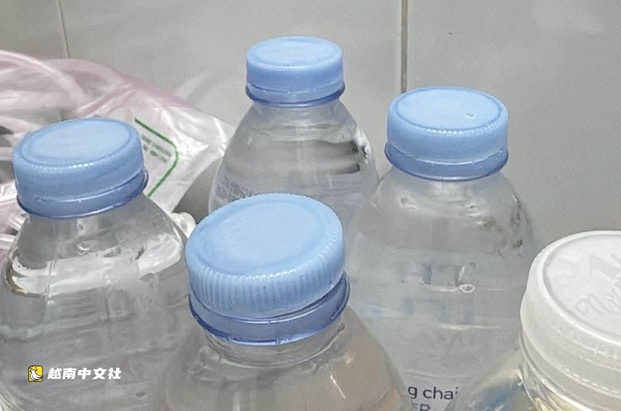 越南一女子將水灌入舊瓶在醫院門口售賣引熱議