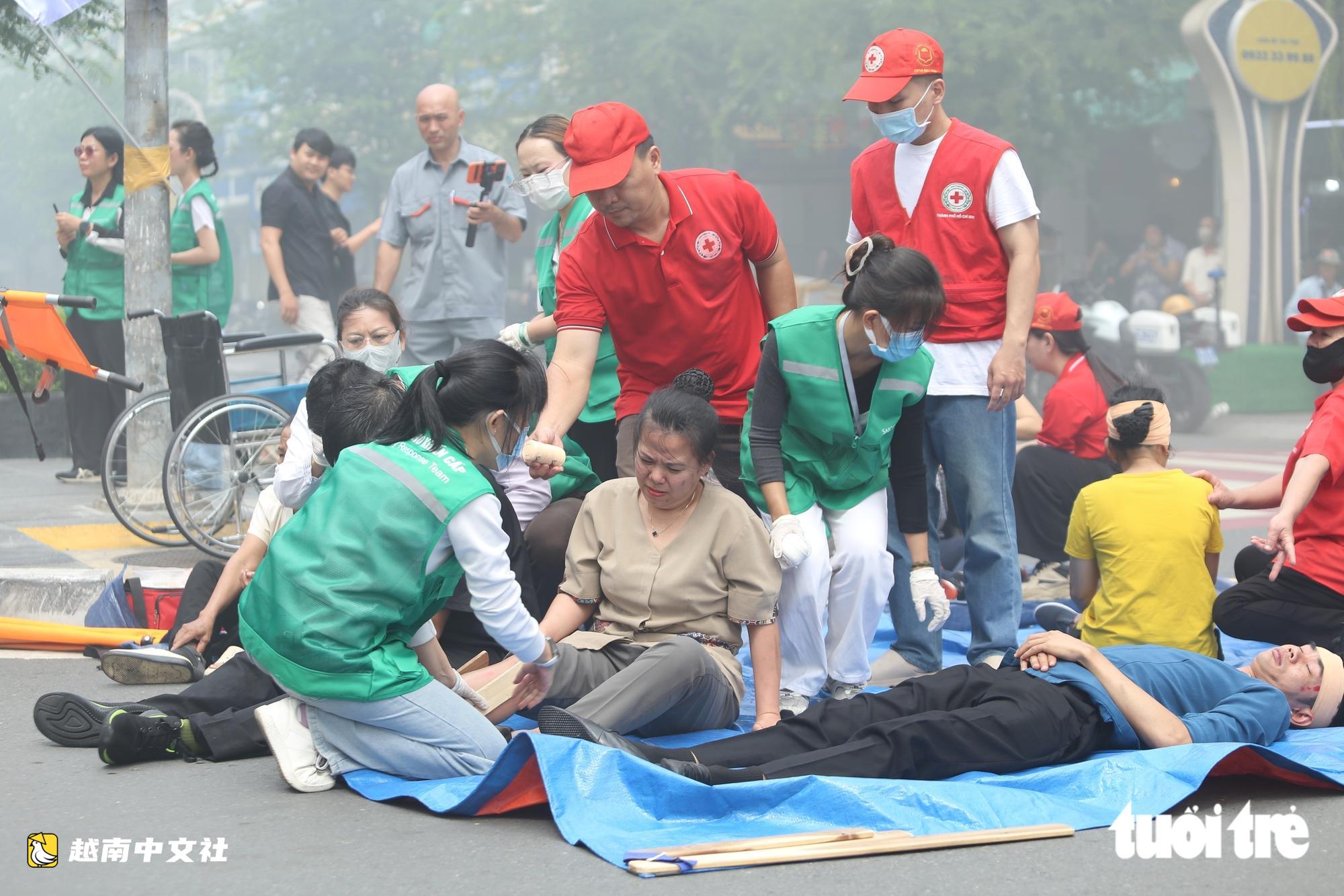 越南超3000人在西貢中心大樓進行消防演習