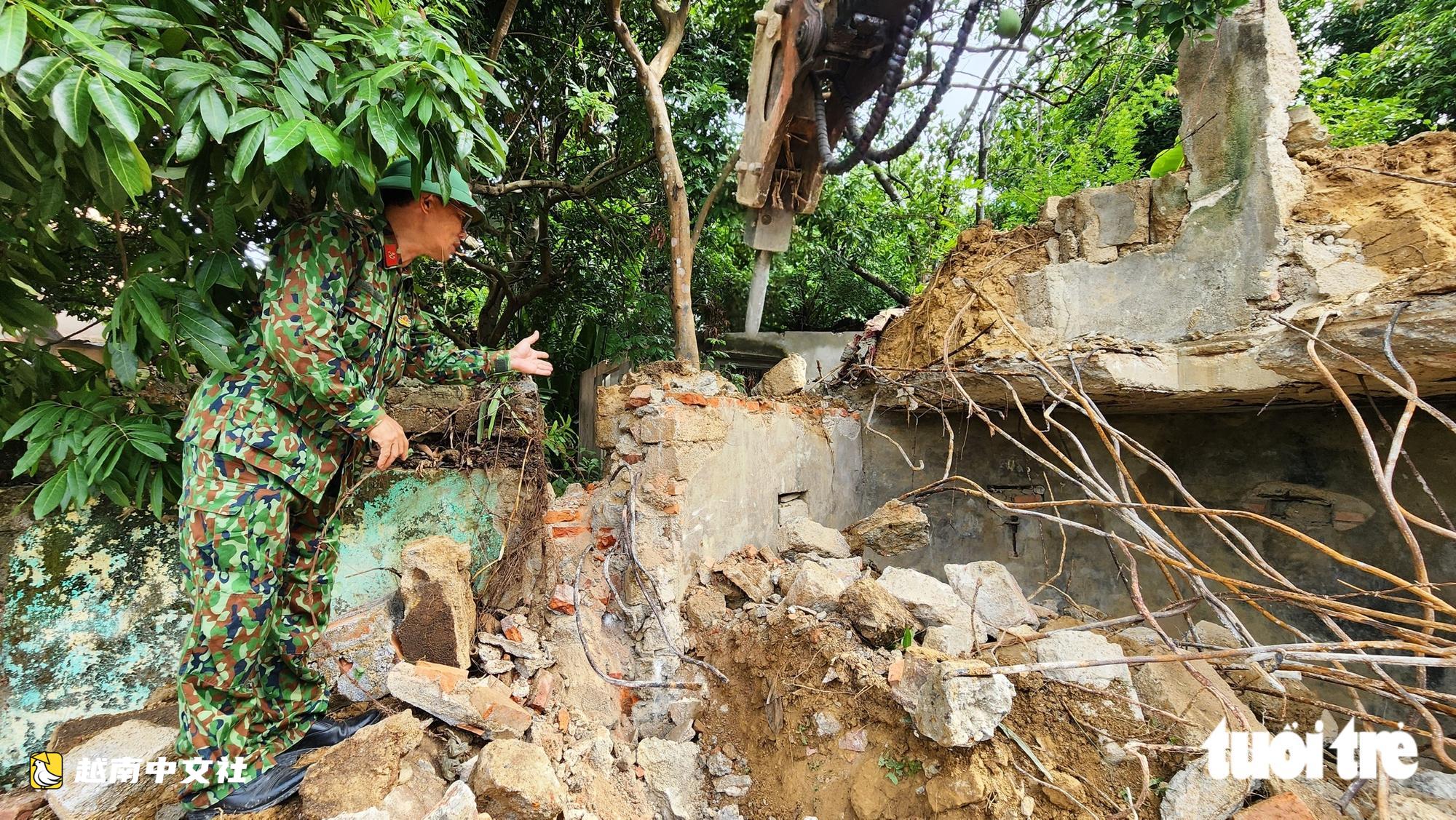 越南工兵拆除順化皇城內軍事碉堡