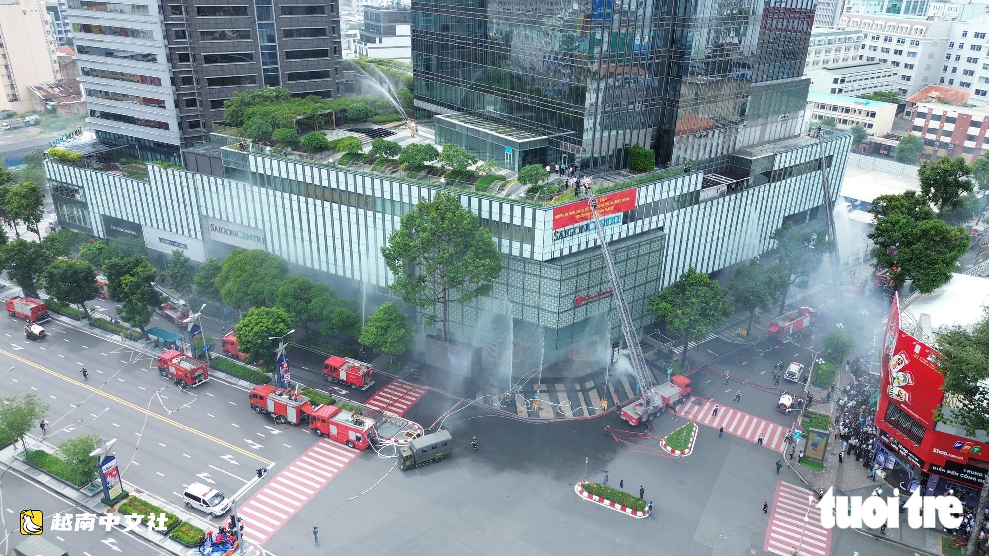 越南超3000人在西貢中心大樓進行消防演習