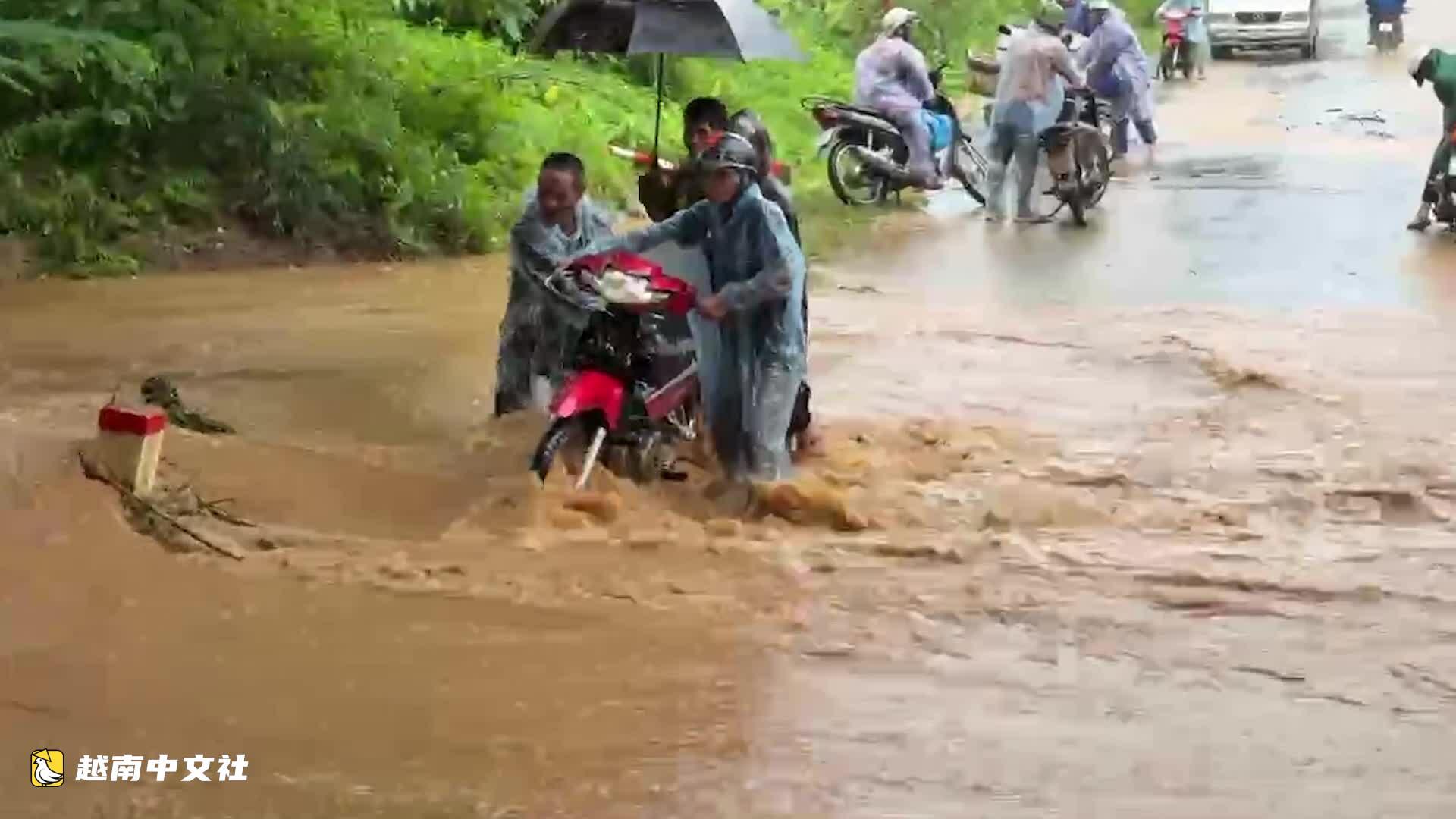 越南廣治省暴雨致使多地交通中斷