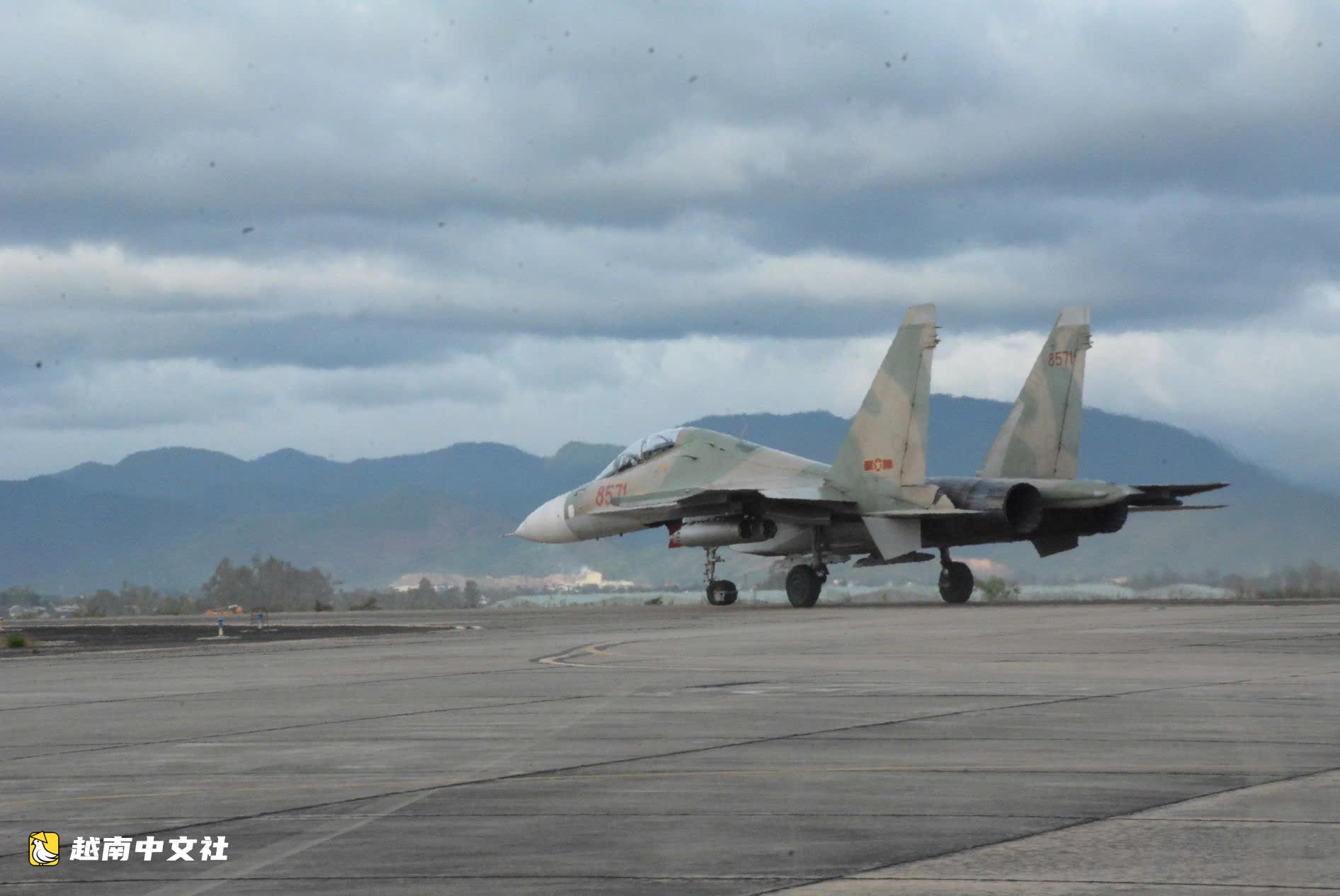 越南直升機、戰鬥機在嘉萊省進行實彈射擊和轟炸演練