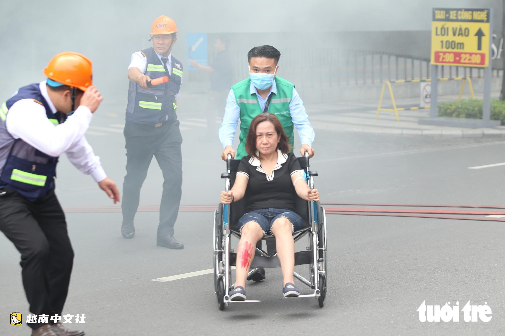 越南超3000人在西貢中心大樓進行消防演習