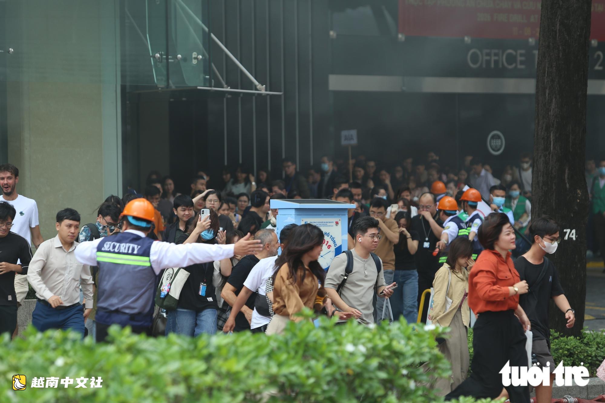越南超3000人在西貢中心大樓進行消防演習