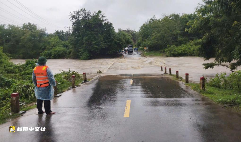 越南廣治省暴雨致使多地交通中斷