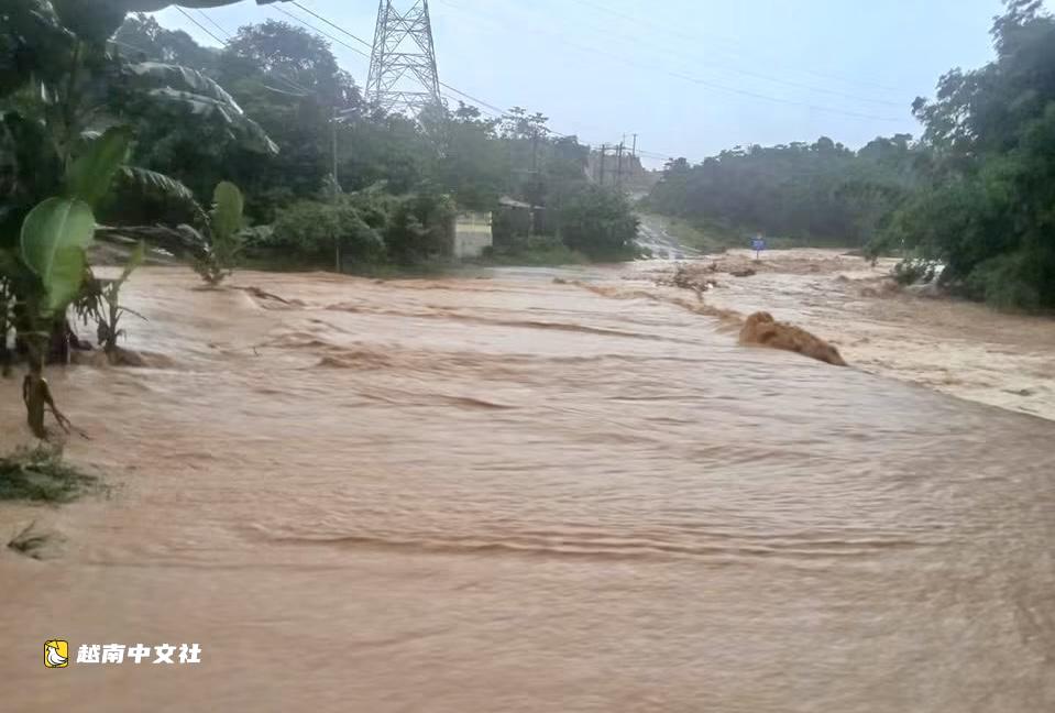 越南廣治省暴雨洪水致多個邊境村莊被隔離
