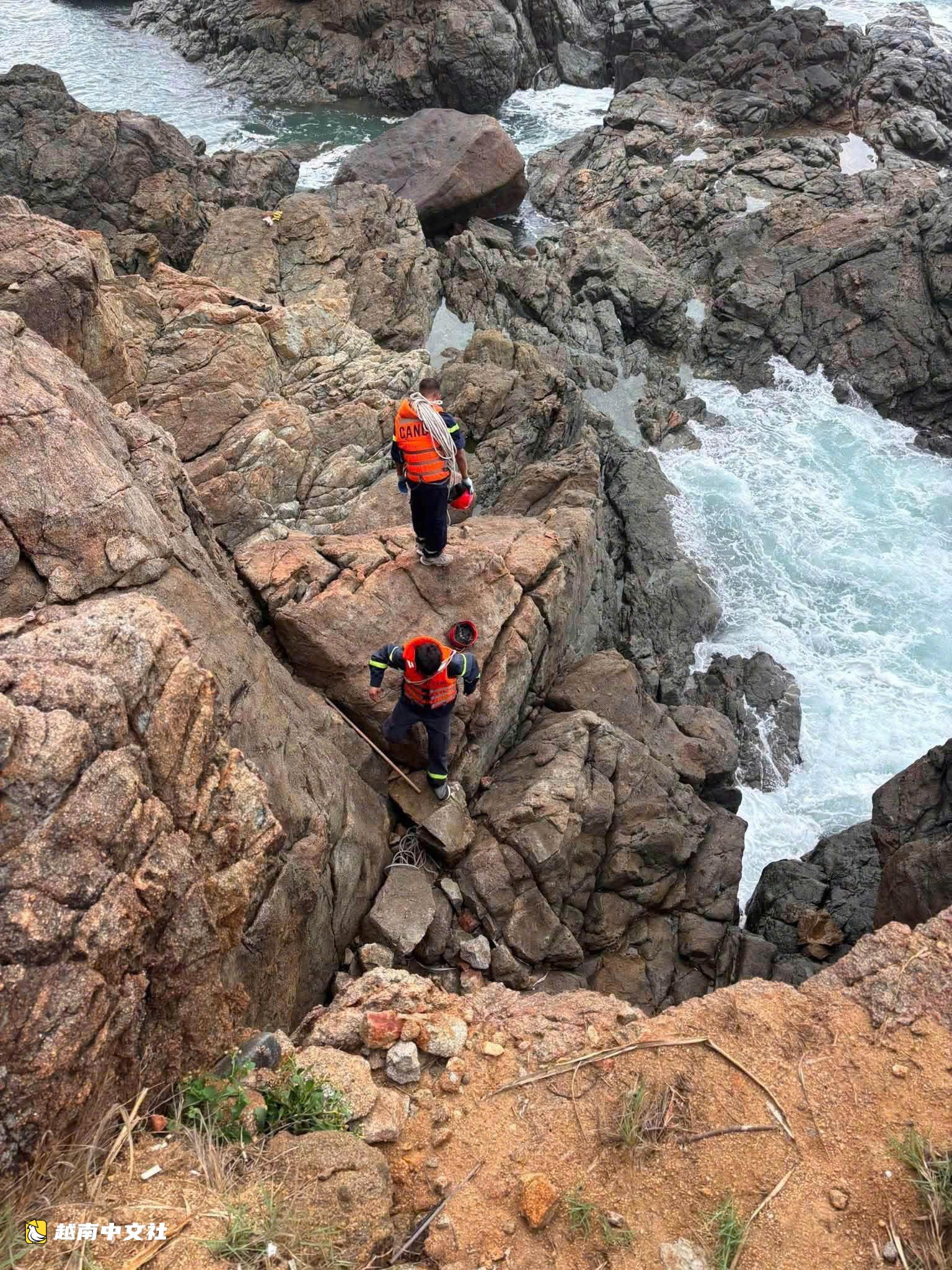 越南峴港4人被海浪捲走:在麒麟岬岩石海岸落水,該拼命游回還是漂浮等待?