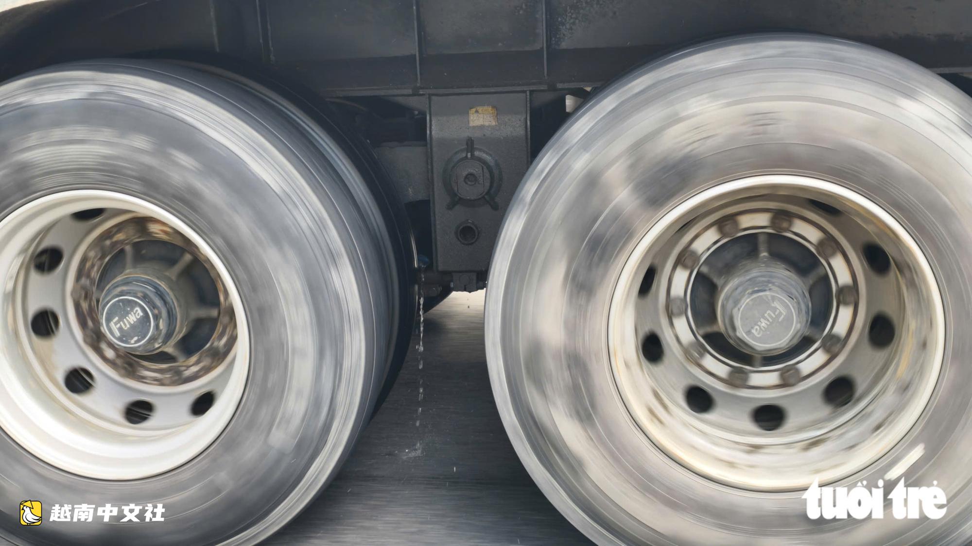 揭穿越南廣義省運沙車私自改裝向路面偷排水的伎倆