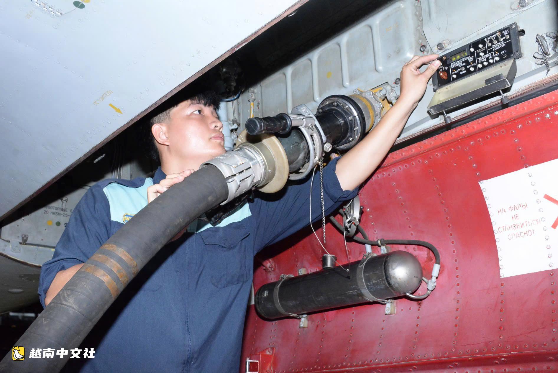 越南直升機、戰鬥機在嘉萊省進行實彈射擊和轟炸演練