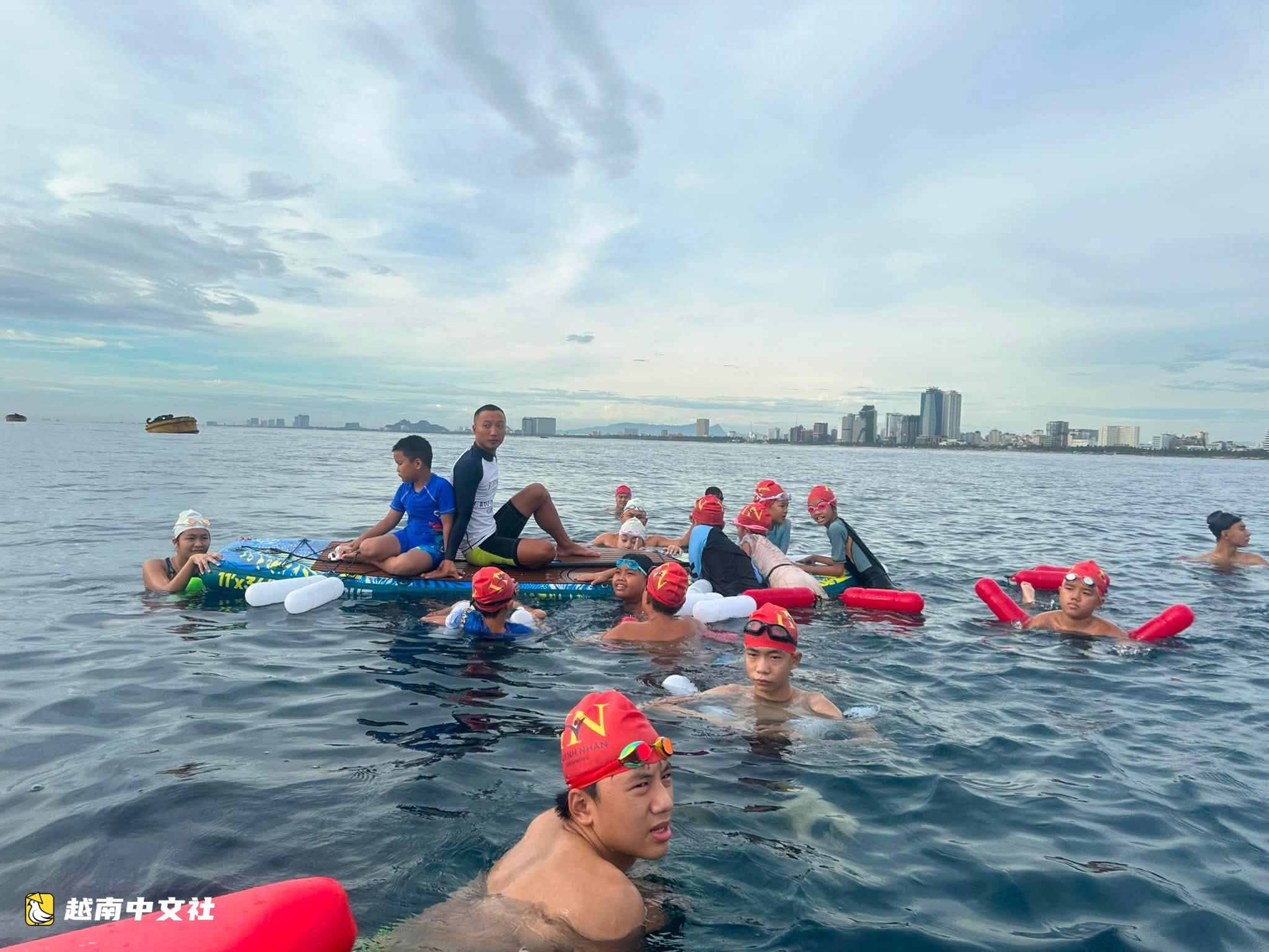 越南峴港4人被海浪捲走:在麒麟岬岩石海岸落水,該拼命游回還是漂浮等待?