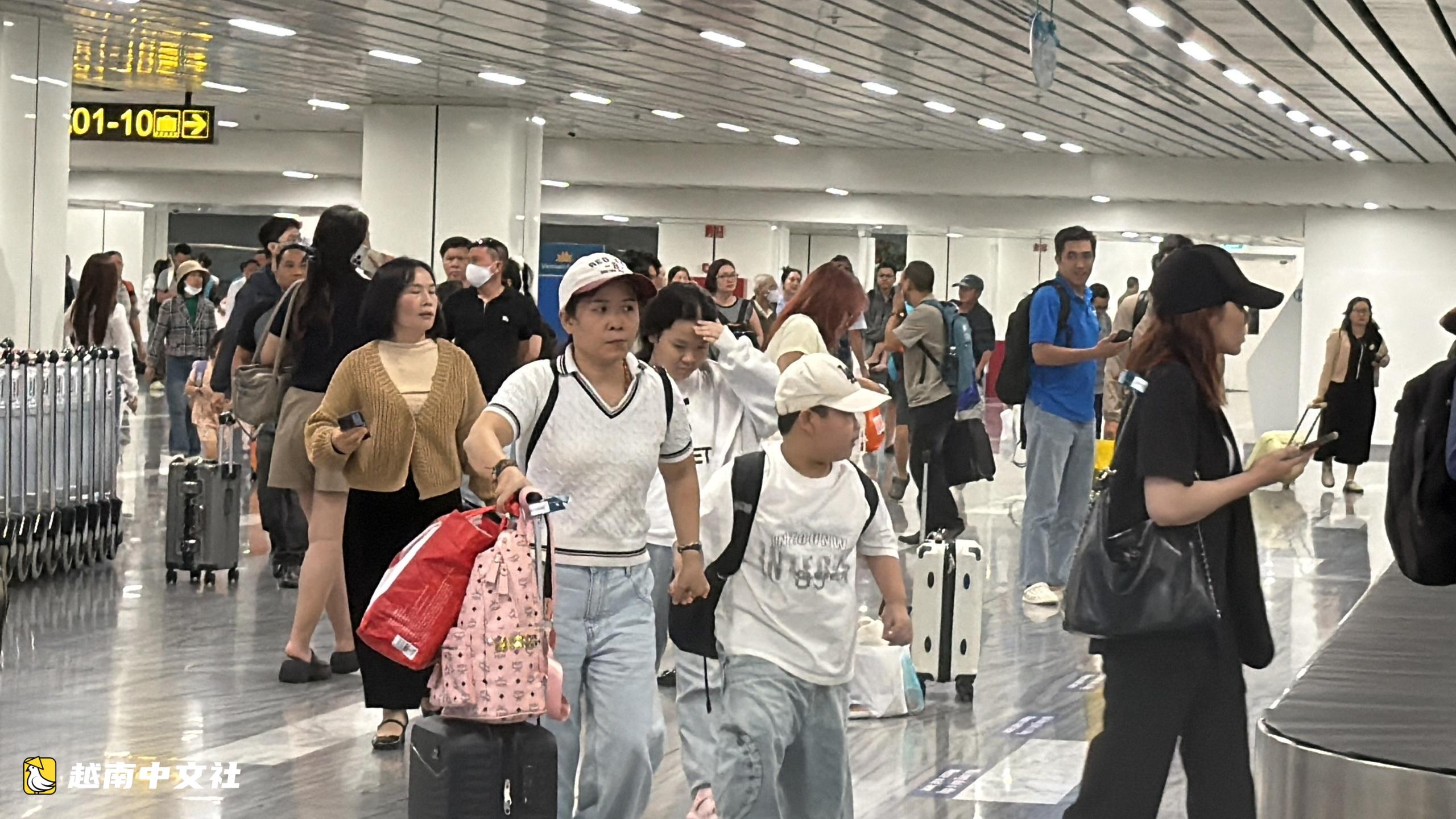 越南新山一機場60個航班受影響,午夜乘客疲憊等待