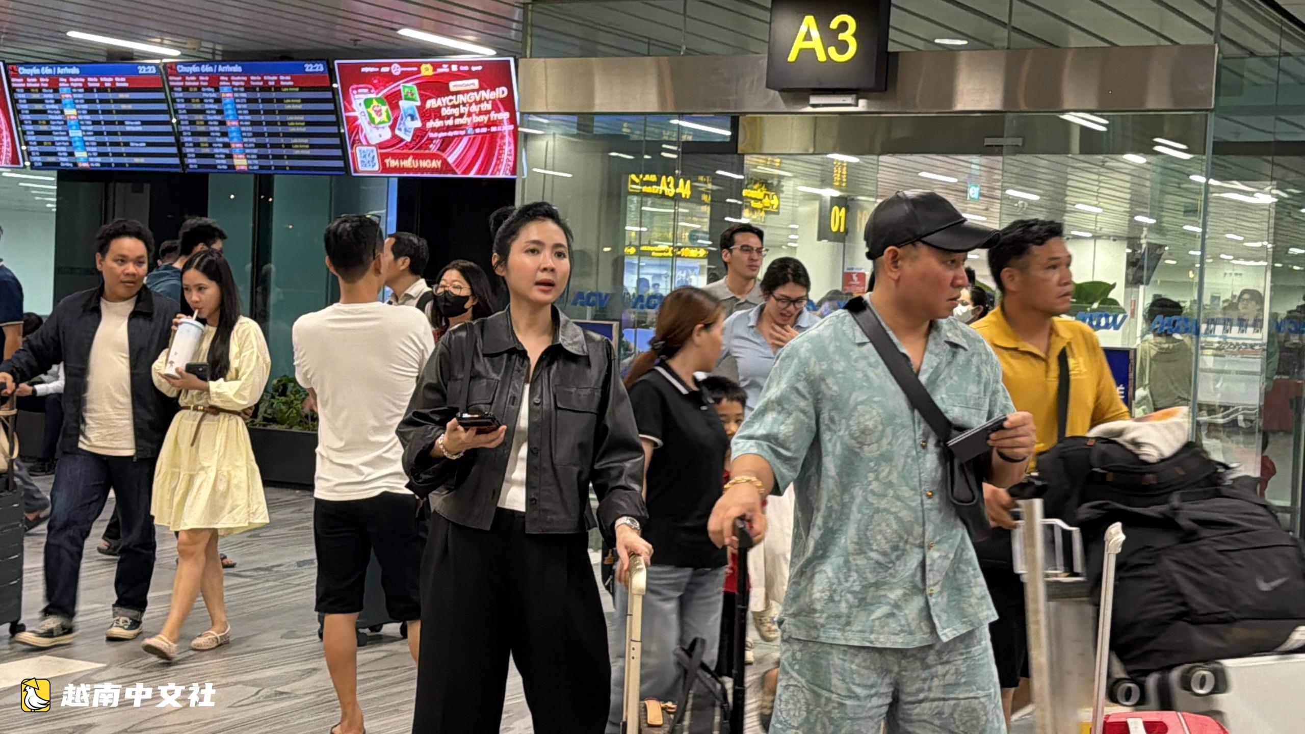 越南新山一機場60個航班受影響,午夜乘客疲憊等待