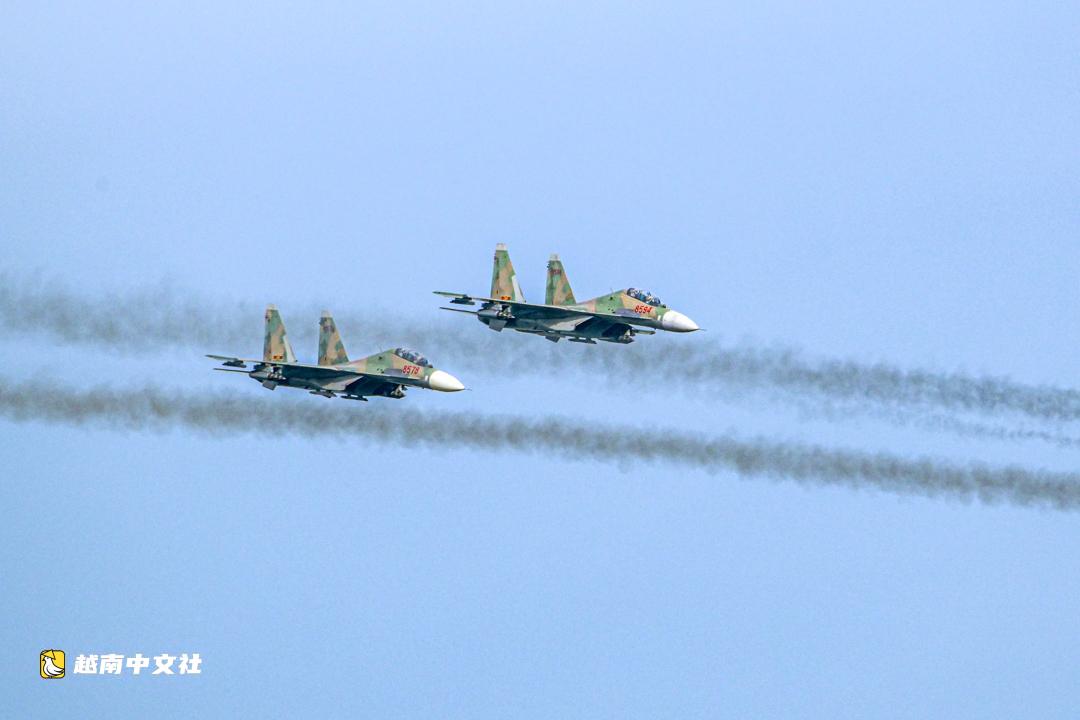 觀看越南Su-30MK2、Su-27戰鬥機與Mi直升機實彈射擊、轟炸演習