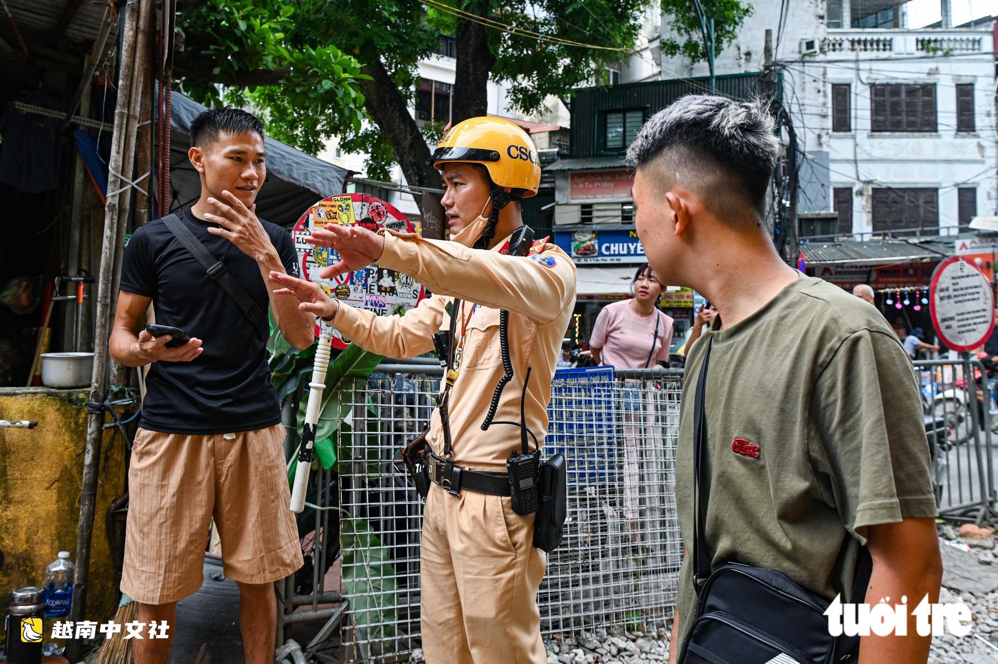 越南河內火車街咖啡街在女孩手機被撞飛事件後仍熱鬧非凡