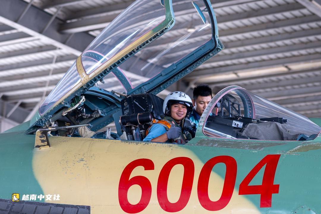 觀看越南Su-30MK2、Su-27戰鬥機與Mi直升機實彈射擊、轟炸演習
