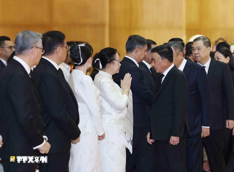 越共中央書記處常務書記陳錦秀在萬象出席老撾國會主席追悼會