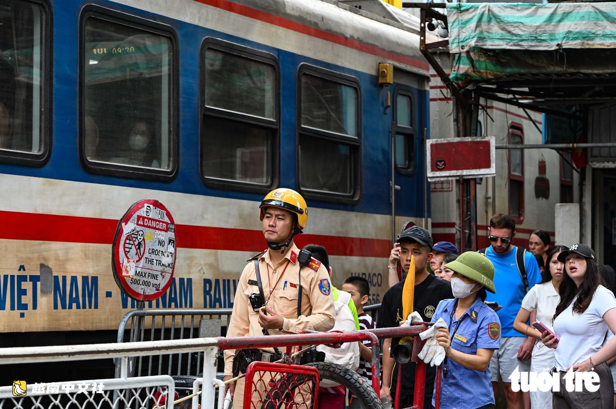 越南河內火車街咖啡街在女孩手機被撞飛事件後仍熱鬧非凡