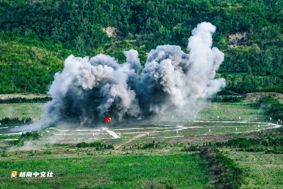 觀看越南Su-30MK2、Su-27戰鬥機與Mi直升機實彈射擊、轟炸演習
