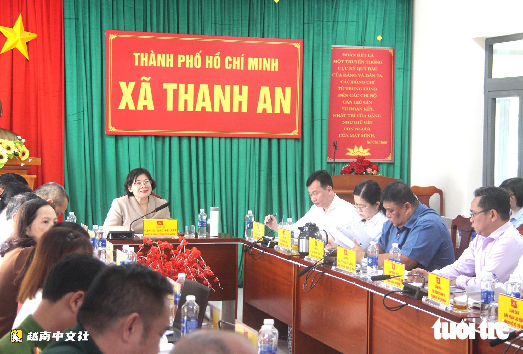 越南胡志明市市委副書記文氏白雪與油汀橡膠公司舉行工作會談