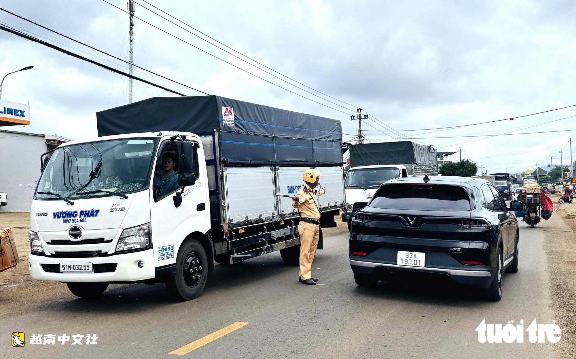 越南多樂省榴蓮季期間26號國道因集裝箱和卡車嚴重擁堵