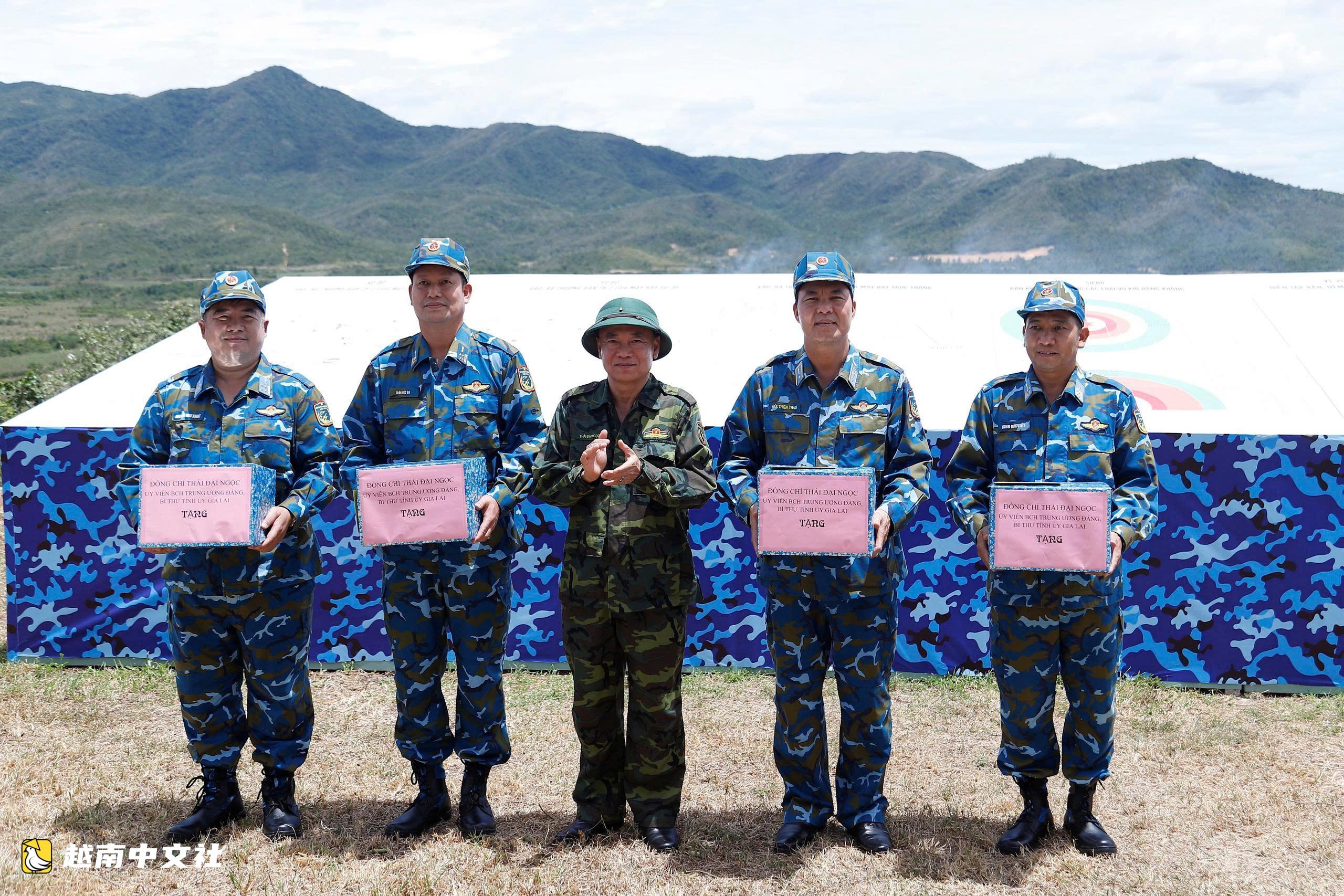 觀看越南Su-30MK2、Su-27戰鬥機與Mi直升機實彈射擊、轟炸演習