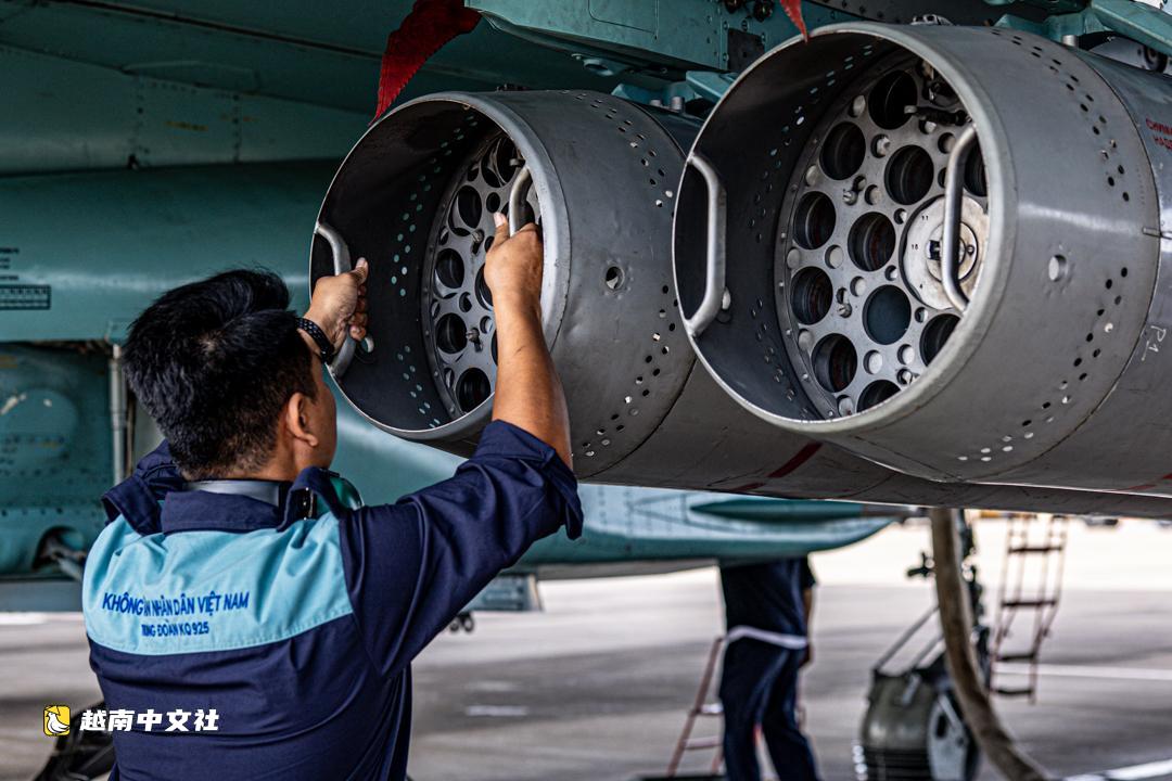 觀看越南Su-30MK2、Su-27戰鬥機與Mi直升機實彈射擊、轟炸演習