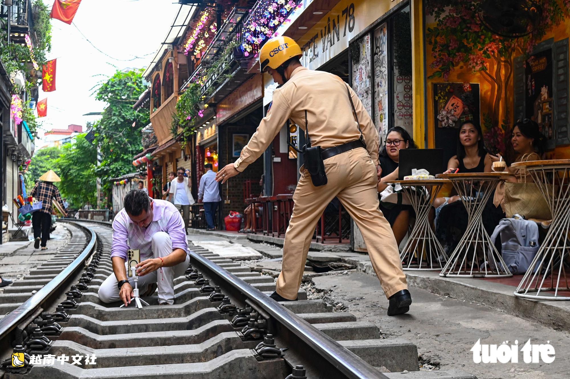 越南河內火車街咖啡街在女孩手機被撞飛事件後仍熱鬧非凡