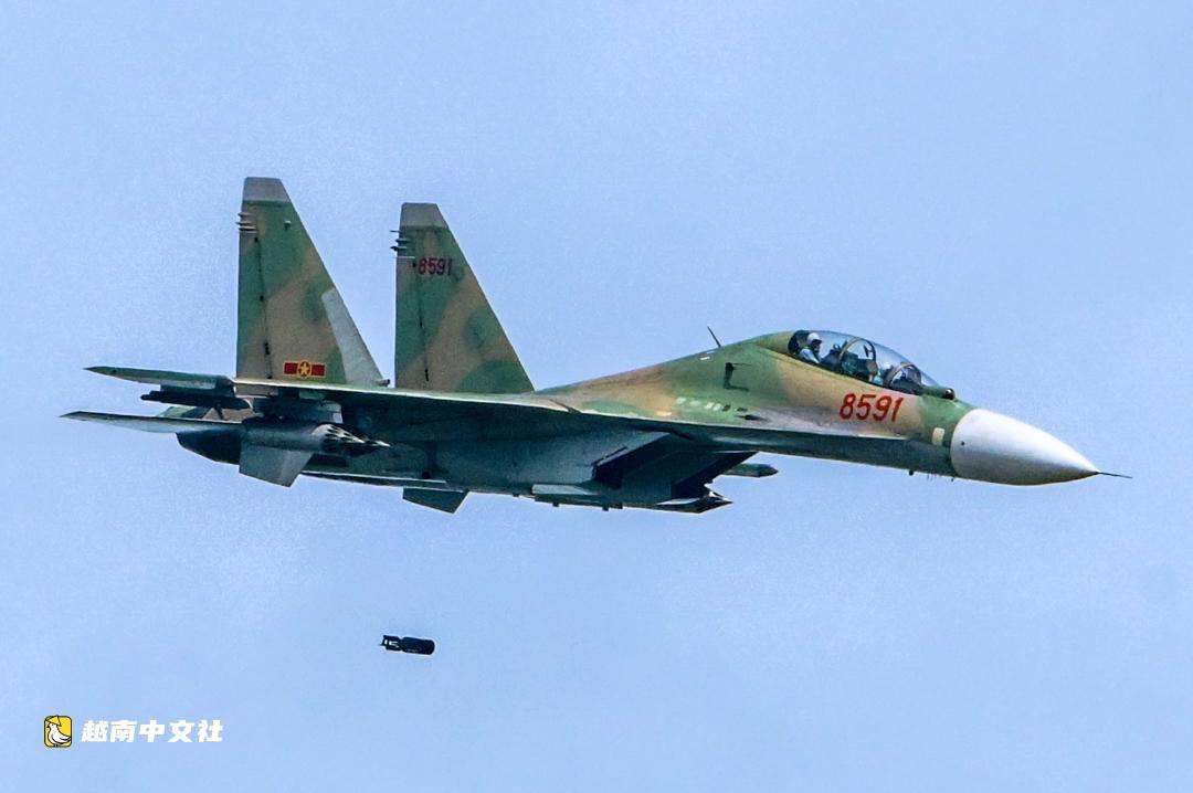 觀看越南Su-30MK2、Su-27戰鬥機與Mi直升機實彈射擊、轟炸演習