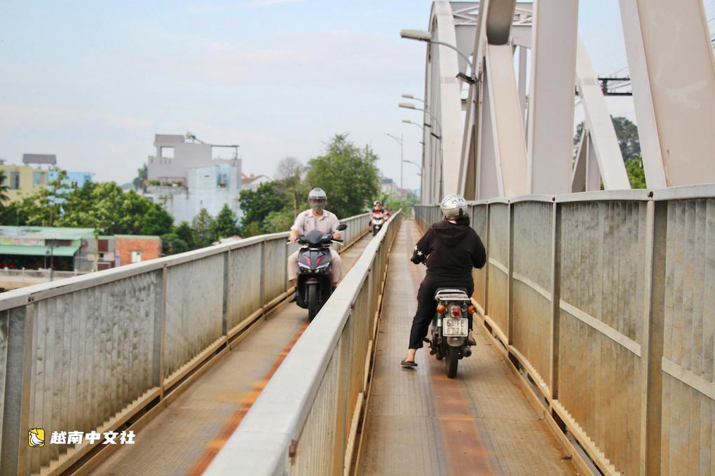 越南蓋恩橋遭駁船撞擊4個月後恢復摩托車通行
