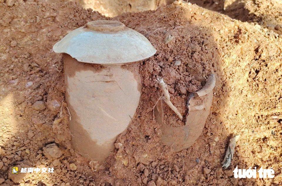 越南義安省古磚墓發掘現場：出土寶劍、陶器和古錢幣