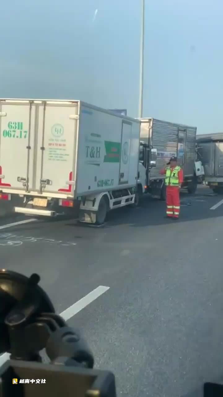 越南胡志明市-中良高速5車連環相撞