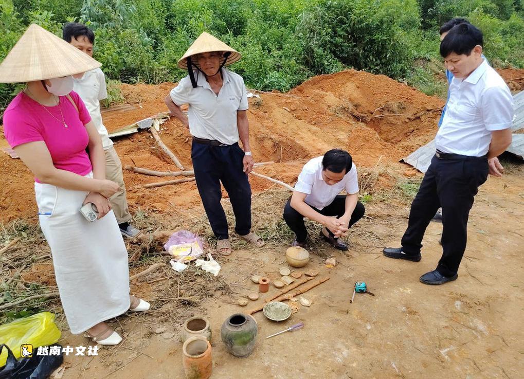 越南義安省磚墓中發現古錢幣和劍