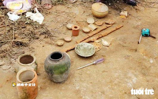 越南義安省古磚墓發掘現場：出土寶劍、陶器和古錢幣
