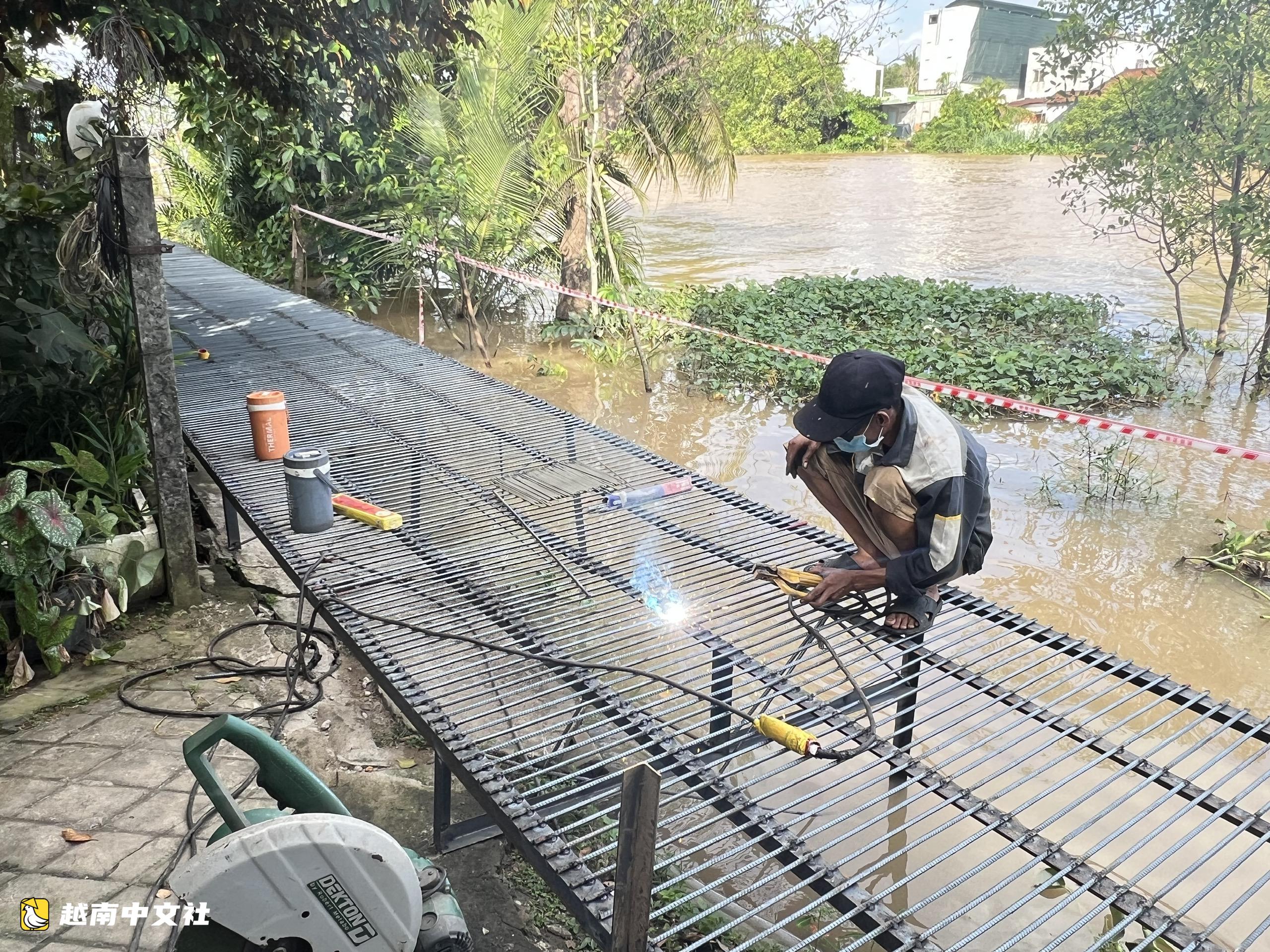 芹苴沿河道路因滑坡滿目瘡痍 民眾搭建鐵橋臨時通行
