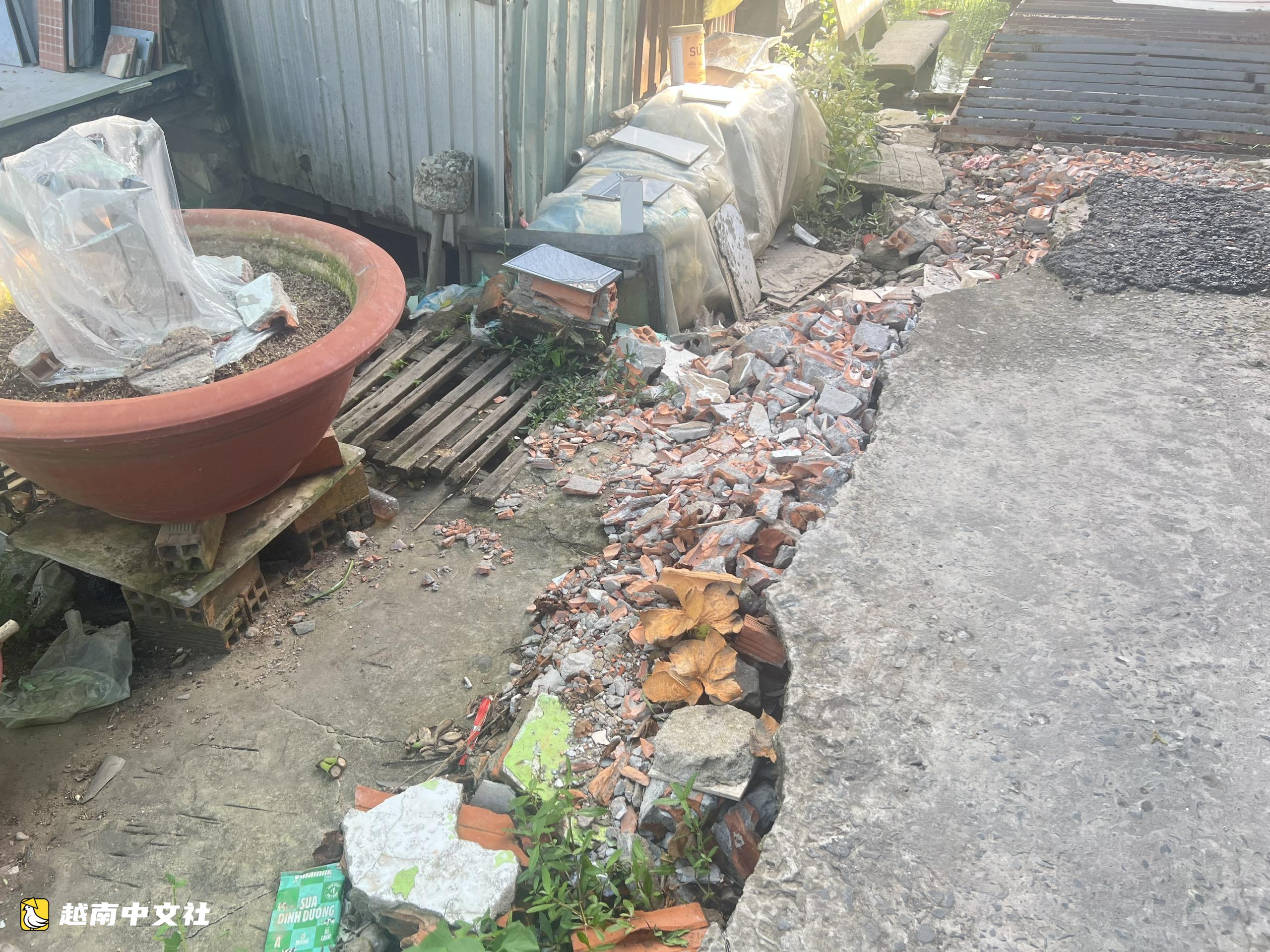 芹苴沿河道路因滑坡滿目瘡痍 民眾搭建鐵橋臨時通行