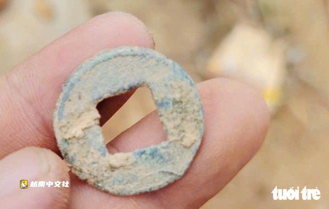 越南義安省古磚墓發掘現場：出土寶劍、陶器和古錢幣