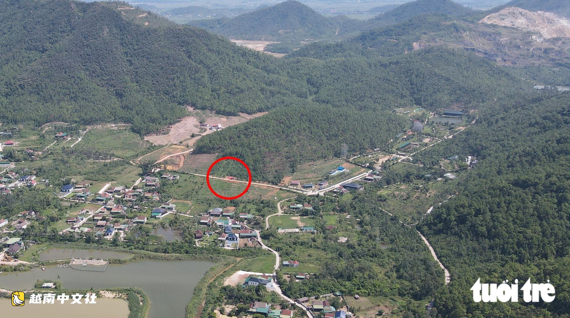 越南義安省古磚墓發掘現場：出土寶劍、陶器和古錢幣